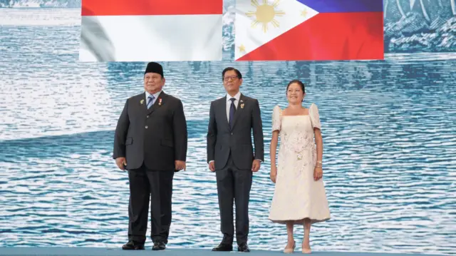 Presiden Prabowo Subianto (kiri) berfoto bersama Presiden Filipina Ferdinand Marcos Jr. (kedua kanan) dan Ibu Negara Marie Louise Cacho Araneta Marcos (kanan) sebelum sesi pleno KTT ke-48 ASEAN di Mactan Expo, Cebu, Filipina, Jumat (8/5/2026).