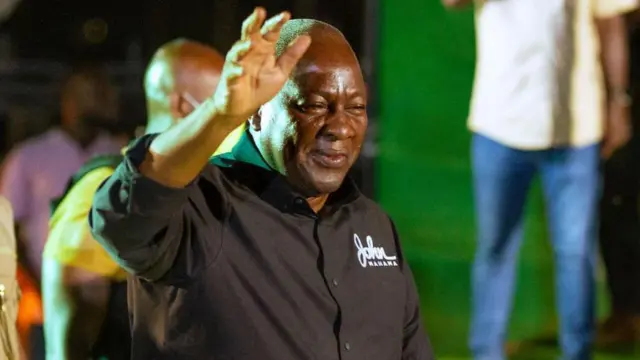 John Mahama raising his hand