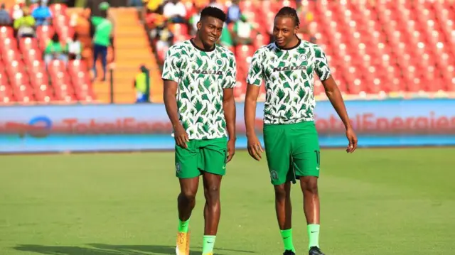 Taiwo Awoniyi (Hagu) tare da Joe Aribo a lokacin gasar cin kofin ƙwallon ƙafa ta nahiyar Afirka a 2021 a ƙasar Kamaru