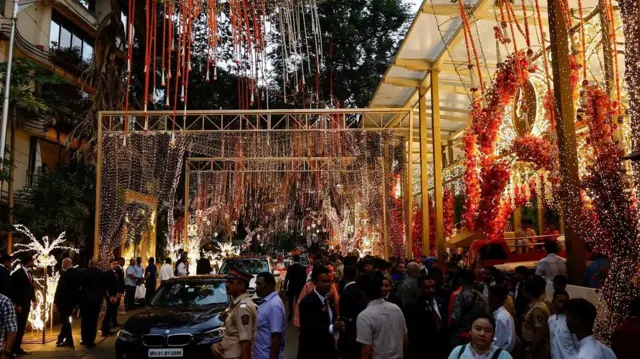 Des décorations sont visibles à l'extérieur de la résidence Ambani lors des célébrations prénuptiales d'Anant Ambani et de Radhika Merchant à Mumbai, en Inde, le 3 juillet 2024.