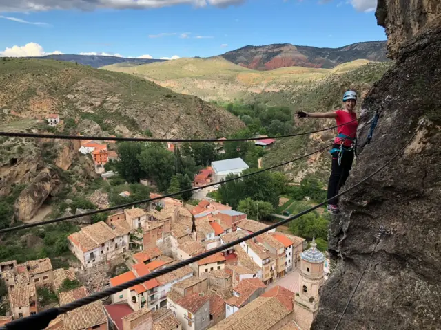 Una mujer escalando las montañas de Libros 