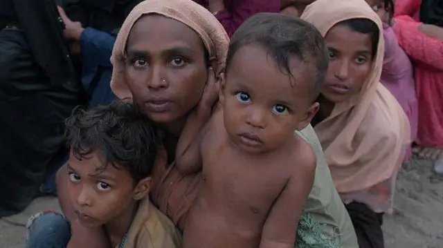 Sejumlah imigran etnis Rohingya beristirahat usai terdampar di Desa Pasi Beurandeh, Kecamatan Batee, Kabupaten Pidie, Aceh, Rabu (15/11/2023).