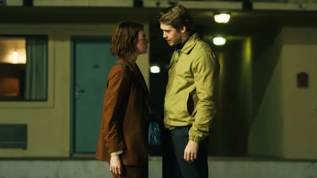 Эмма Стоун и Джо Элвин в фильме «Виды доброты»