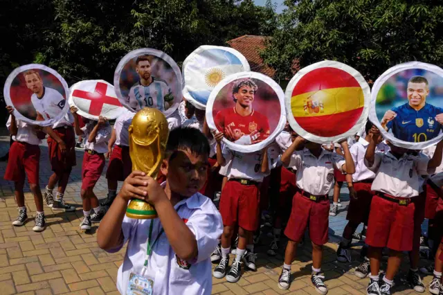 Siswa memajang poster pemain dan bendera negara peserta babak semifinal Piala Dunia 2026 di SD Negeri Cengklik, Solo, Jawa Tengah, Selasa (14/7/2026). Kegiatan dalam Masa Pengenalan Lingkungan Sekolah (MPLS) tersebut dikemas dengan tema Piala Dunia untuk membangun motivasi, sportivitas, dan tangguh dalam belajar bagi siswa.