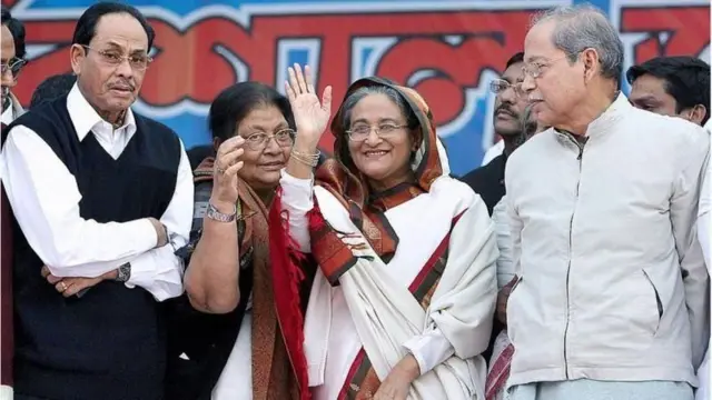 ২০০৭ সালে ঢাকায় এক র্যালিতে বাম থেকে এইচএম এরশাদ, সৈয়দা সাজেদা চৌধুরী শেখ হাসিনা ও বদরুদ্দোজা চৌধুরী