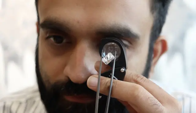 अमेरिका के 50 प्रतिशत टैरिफ़ का गुजरात के हीरा कारोबारियों पर असर