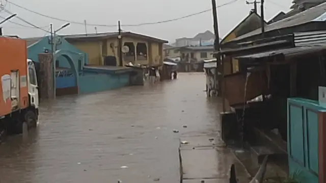 Agege area dey flooded afta rains 
