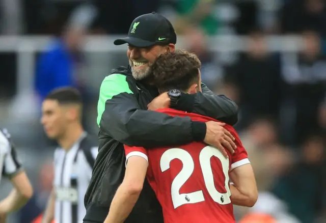 Jurgen Klopp memeluk Diogo Jota setelah pertandingan antara Newcastle United dan Liverpool di Stadion St James' Park, pada 27 Agustus 2023.