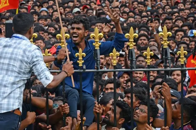 બીબીસી ગુજરાતી બેંગલુરુ આરસીબી ચિન્નાસ્વામી સ્ટેડિયમ ભાગદોડ ધક્કામુક્કી નાસભાગ ક્રિકેટ આઇપીએલ