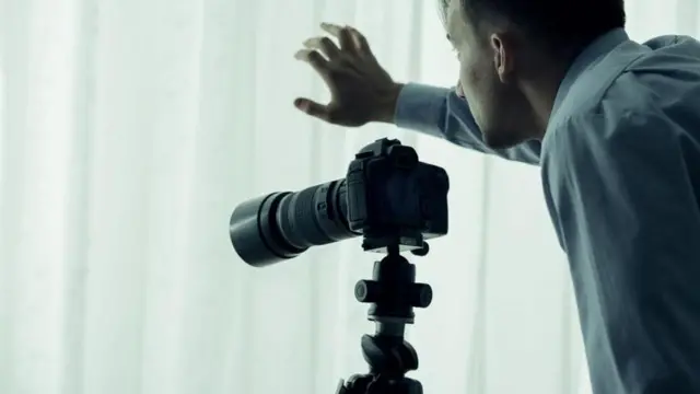 కిర్క్ బిషప్, రహస్య వీడియో, లైంగిక నేరం, బాధితురాలు, నేరాలు, వాయెరిజం