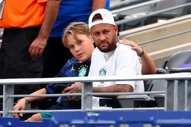 Neymar foi consolado pelo filho Davi Lucca após a partida