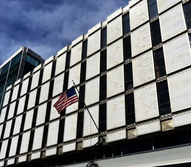 Una fachada de la embajada de EE.UU. en Ciudad de México