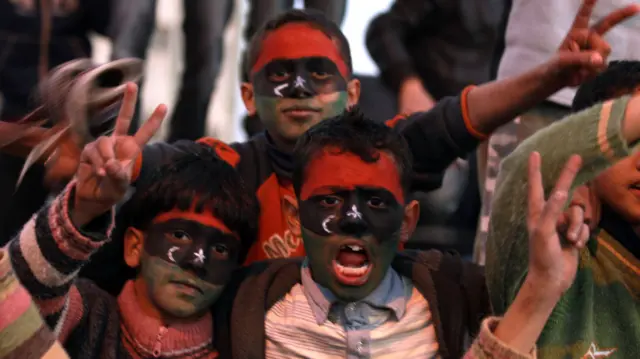 Араб жазы Жакынкы Чыгышка жана Түндүк Африкага да тамыр жайды: 2011-жылы февраль айында Ливияда бетине эски улуттук желекти тартып алган балдар Тобрук шаарындагы нааразылык акцияларына катышты. Тобрук шаарын саясий кризистен соң Муаммар Каддафинин режимине каршы чыккандар көзөмөлдөшөт