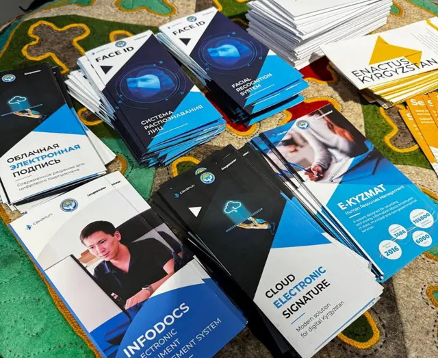 Bakıda EXPO sərgisindəki pavilyonda Qırğızıstanın Rəqəmsal İnkişaf Nazirliyinin broşuraları, noyabr 2024