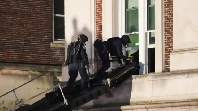 અમેરિકાની કોલંબિયા યુનિવર્સિટી કૅમ્પસમાં ન્યૂયૉર્ક પોલીસ