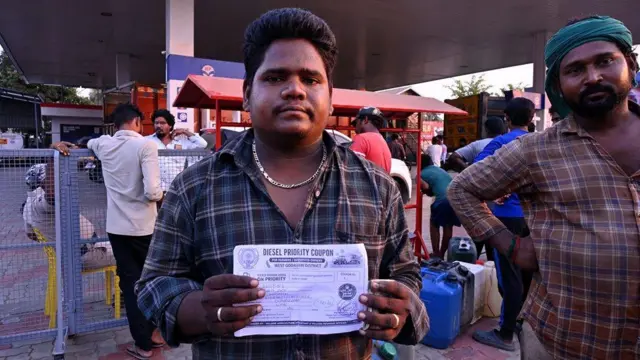 పెట్రోల్, డీజిల్, కొరత, ఇంధనం, వ్యవసాయం, చేపలు, రొయ్యలు, రైతులు, పంట, కూలీలు, గోదావరి జిల్లాలు