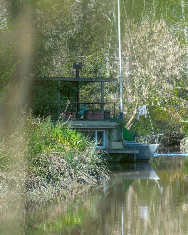 Foto colorida mostra uma casabarco flutuante