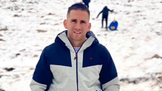 Nahuel Gallo con una chaqueta deportiva, en medio de la nieve, en una foto anterior a la detención.