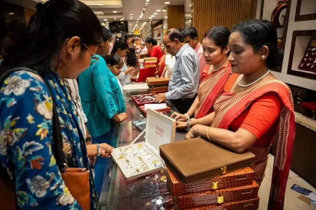 டிஜிட்டல் தங்கம் வாங்க வேண்டுமெனில், முதலில் ஒரு பேமெண்ட் ஆப் அல்லது நகைக்கடையின் தளத்தில் பதிவு செய்ய வேண்டும்.
