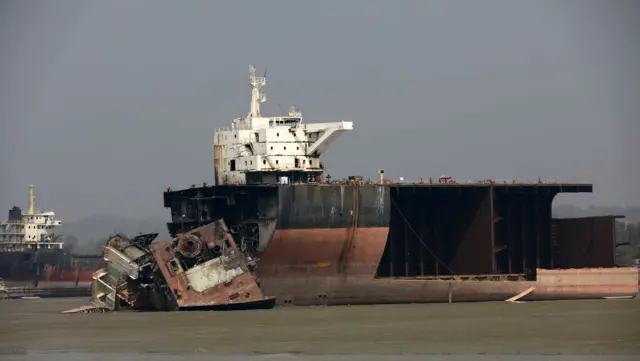 প্রায়শই দূর্ঘটনার খবর পাওয়া যায় চট্টগ্রামের এই শিপইয়ার্ডে, যদিও জাহাজভাঙ্গা শিল্প বাংলাদেশে শক্ত অবস্থানে রয়েছে।
