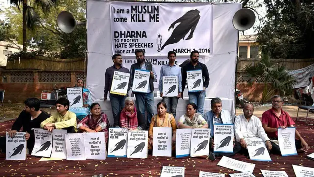 प्रदर्शन करते सामाजिक कार्यकर्ता