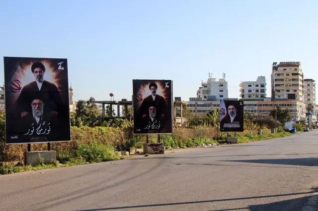 Suuraa Ayaatolaa Ali Kaameniifi ilma isaanii Mojtaabaa Kaamenii seensa magaalaa Libaanos 'Tyre' keessatti