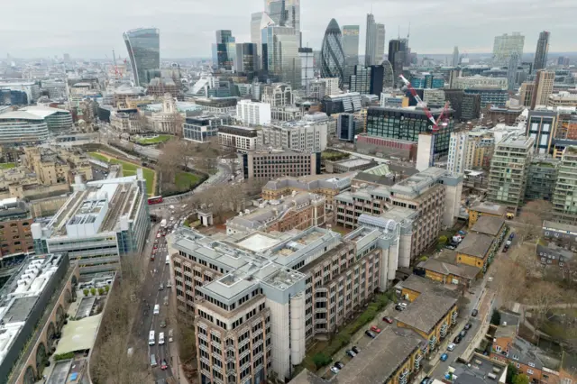 航拍前皇家鑄幣廠（前）與倫敦金融城（後）（14/1/2026）