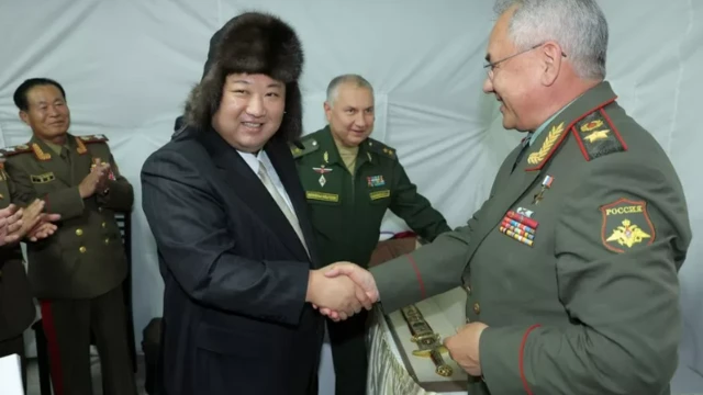 Түндүк Кореянын лидери Ким Чен Ын мекенине орустун кышкы тумагы жана башка белектери менен кайтты