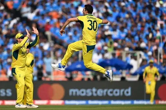 රෝහිත් ෂර්මා ගේ දැවී යාමෙන් පසු පිටියට පැමිණි ෂෙරෙස් අයියර් ලකුණු 04 කට දවා ගැනීමට පැට් කමින්ස් සමත් වූ 