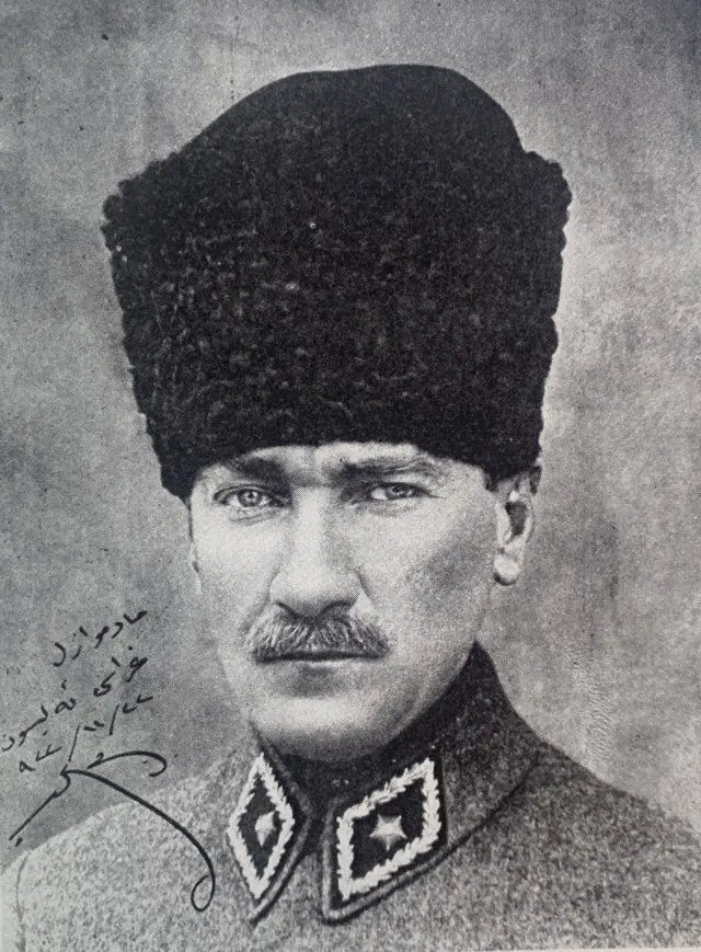 Ankara'da Bir İngiliz Kadını kitabında yer alan, A﻿tatürk'ün Ellison için imzaladığı resim. Üzerinde Matmazel Ellison ve 22.11.1922 yazıyor. 