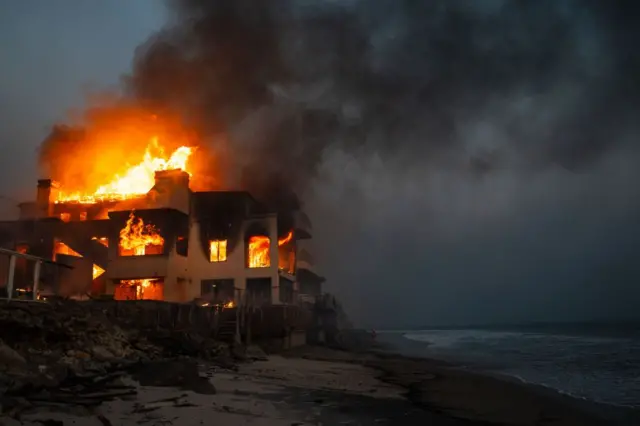 Casa incendiandose frente al mar. 