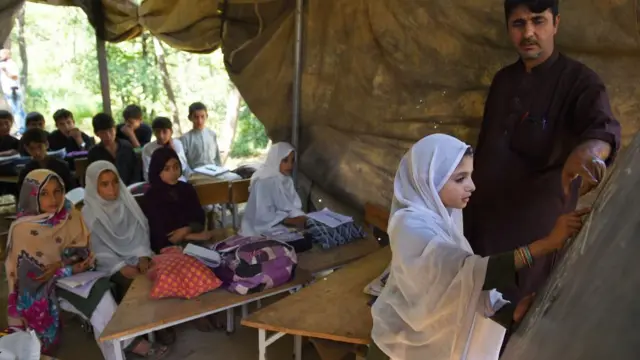পাকিস্তানের সোয়াট ভ্যালিতে বাচ্চাদের একটি ক্লাসরুম