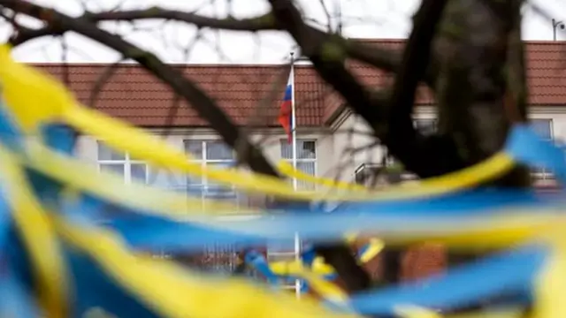 Литва: Орусиянын Клайпедадагы консулдугунун маңдайында украин желегинин түсүндөгү тасмалар 