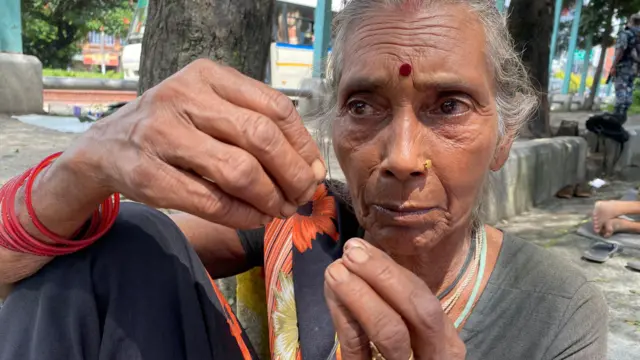 दुई वर्षअघि बीबीसीसँगको कुराकानीमा मिटरब्याजका कारण सुकुम्बासी बन्नुपर्ने अवस्था भएको भन्दै भावुक बनेकी नवलपरासीको फेकनादेवी कोइरी 