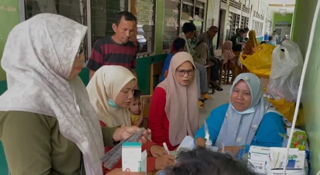  Ira memberikan perawatan kepada korban yang mengalami luka-luka saat kejadian bencana banjir bandang pada Kamis (27/11) lalu.