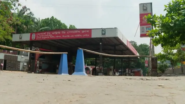 জ্বালানি তেলের সংকটের প্রেক্ষাপটে বাংলাদেশে অনেক সময় বন্ধ থাকছে পেট্রোলপাম্প