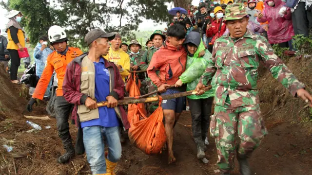 Tim gabungan mengangkat jenazah korban erupsi Gunung Marapi di Nagari Batu Plano, Kabupaten Agam, Sumatera Barat, Selasa (5/12/2023).