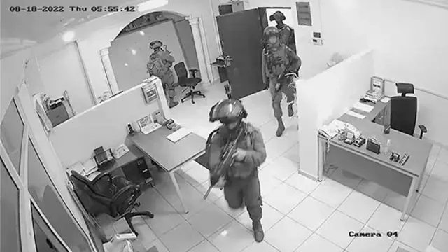 تصویری از لحظه ورود سربازان اسرائیلی به دفتر «سازمان دفاع برای کودکان فلسطینی» (DCIP)، که توسط این نهاد منتشر شده است