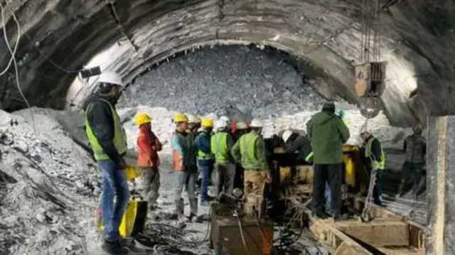 उत्तरकाशी बोगदा दुर्घटनाः 72 तासांहून जास्त काळ अडकलेल्या मजुरांना बाहेर काढण्यासाठी दिल्लीहून मागवलं मशीन