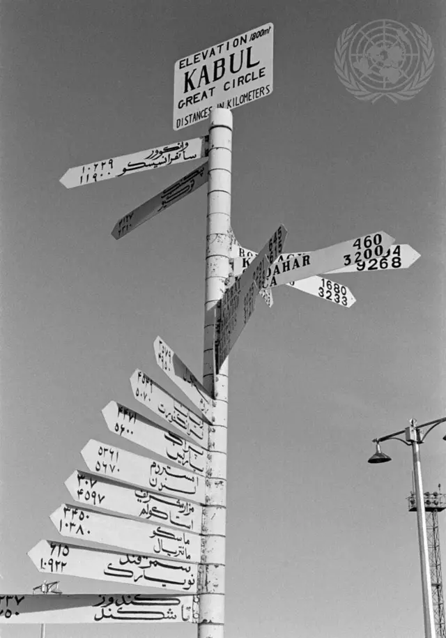  عکسی از یک تابلوی بزرگ در کابل که فاصله این شهر تا پایتخت‌ها و شهرهای مهم جهان را به کیلومتر نشان می‌دهد