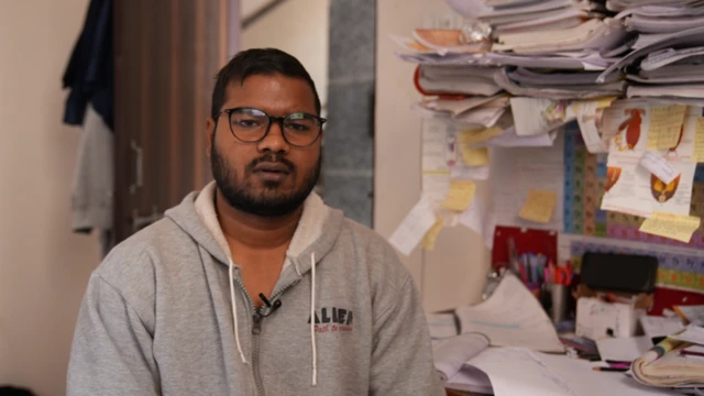 या फोटोत उत्तर प्रदेशमधील कानपूरचे रहिवासी सोनू गौतम दिसत आहेत. त्यांच्या आजूबाजूला पुस्तकं आणि नोट्स दिसत आहेत.