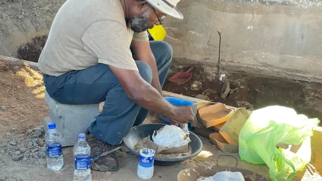 තාවකාලිකව නවතා දමා තිබූ මිනීවළේ තුන් වන අදියරේ කැණීම් කටයුතු යළි ආරම්භ කර කරගෙන යන අයුරු දැකගත හැකි විය.