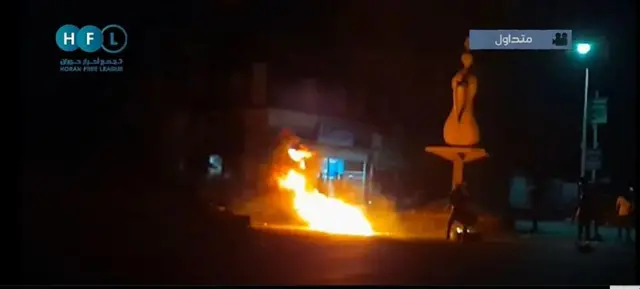 • معترضان در درعا لاستیک آتش زدند