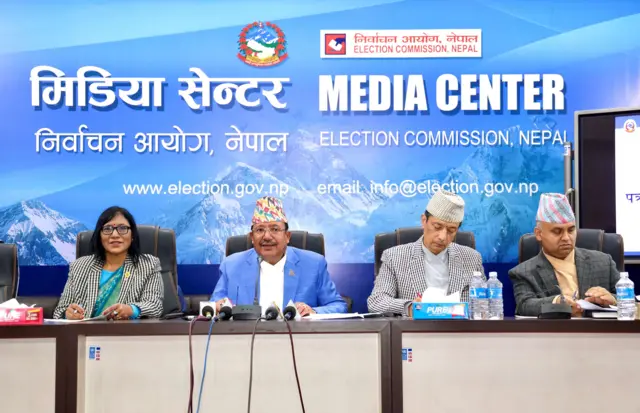 निर्वाचन आयोगका आयुक्त जानकी तुलाधर (बायाँबाट), कार्यवाहक प्रमुख आयुक्त रामप्रसाद भण्डारी, आयुक्त सगुन शम्शेर जबरा तथा सचिव कृष्णबहादुर राउत