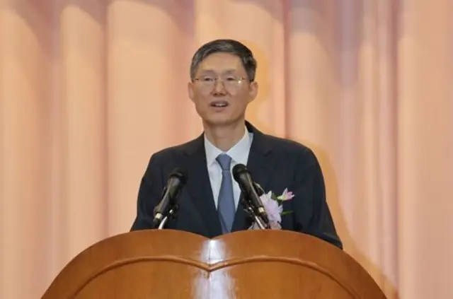 문형배 헌법재판소장 권한대행이 헌재 대강당에서 퇴임사를 하고 있다