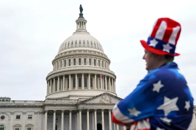 ABD bayrağı temalı kostüm giyen bir vatandaş, 2 Temmuz 2025 tarihinde ABD'nin Washington DC şehrindeki ABD Kongre Binası önünde duruyor.