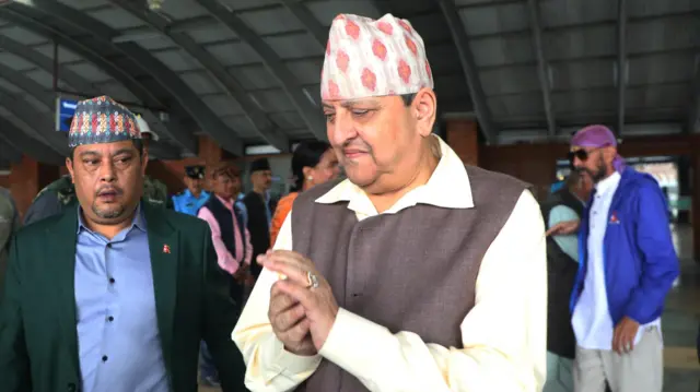 भुटान भ्रमणबाट स्वदेश फर्कँदै गर्दा त्रिभुवन अन्तर्राष्ट्रिय विमानस्थलमा