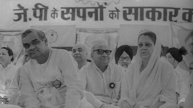 विजयाराजे सिंधिया यांच्या नेतृत्वाखाली अनेक भाजप नेते समाजवाद या शब्दाचा वापर करण्याबाबत साशंक होते. 