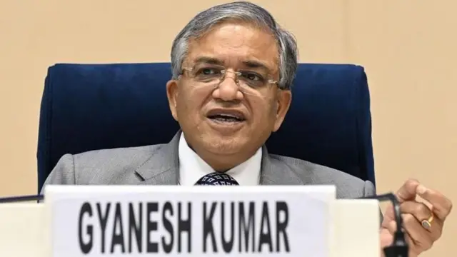 महाराष्ट्र, दिल्ली आणि कर्नाटकसह 22 राज्ये आणि केंद्रशासित प्रदेशांना मतदारयाद्यांच्या 'विशेष सखोल फेरतपासणी' (SIR) मोहिमेची तयारी करण्याचे निर्देश दिले आहेत. 