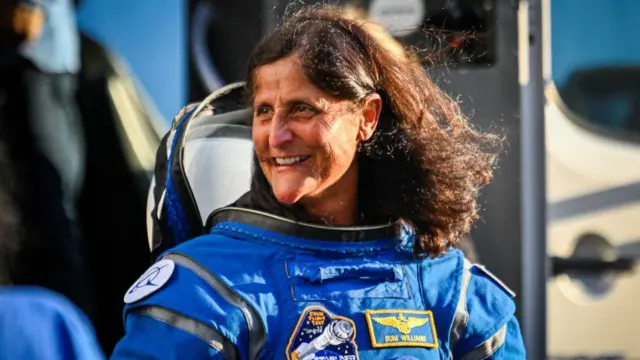 Suni Williams com a roupa especial antes de ir para o espaço. 